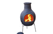 Grijze Sol-y-Yo chimenea Mexicaanse tuinhaard Jumbo van 115 cm hoog, traditioneel handgemaakt terracotta ontwerp met groot rond lichaam en smalle schoorsteen, geschikt voor gebruik in de tuin.