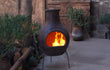 Bruine Sol-y-Yo Chimenea Mexicaanse tuinkachel Jumbo van 115 cm hoog, traditioneel handgemaakt terracotta ontwerp met groot rond lichaam en smalle schoorsteen, geschikt voor gebruik in de tuin.