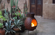 Rode Sol-y-Yo XL-brede cactus terrashaard van 110 cm hoog en 56 cm breed, geleverd met stevige voet en beschermhoes, traditioneel handgemaakt terracotta ontwerp met cactusdecoratie, geschikt voor gebruik in de tuin.