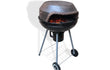 Sol-y-Yo stenen koepeloven Pizza Dome ø54 cm, geplaatst op barbecue met houtskool, ideaal voor pizza bakken.