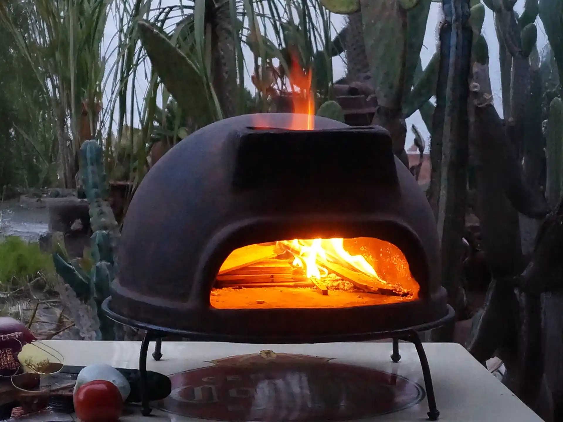 Sol-y-Yo Toscaanse stenen pizza oven houtgestookt, 52 cm, close-up van brandend vuur in de ovenopening.