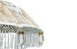 Close-up van een Balinese parasol in crème met volledig gouden handbeschildering en decoratieve franjes, luxe uitstraling voor tuin en terras.
