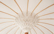 Close-up van de binnenzijde van de Todo Bien Bali parasol in crème kleur, met handgemaakte bamboe spaken en fijn geweven detail in het midden.