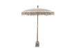 Crème Bali parasol met elegante macramé franjes, houten stok en stevige parasolvoet, rechtopstaand op witte achtergrond, ideaal als luxe tuinparasol.