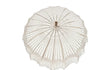 Luxe Bali parasol in crème kleur met ronde macramé afwerking en sierlijke franjes, sfeervolle parasol voor tuin of terras, gezien van bovenaf op witte achtergrond.