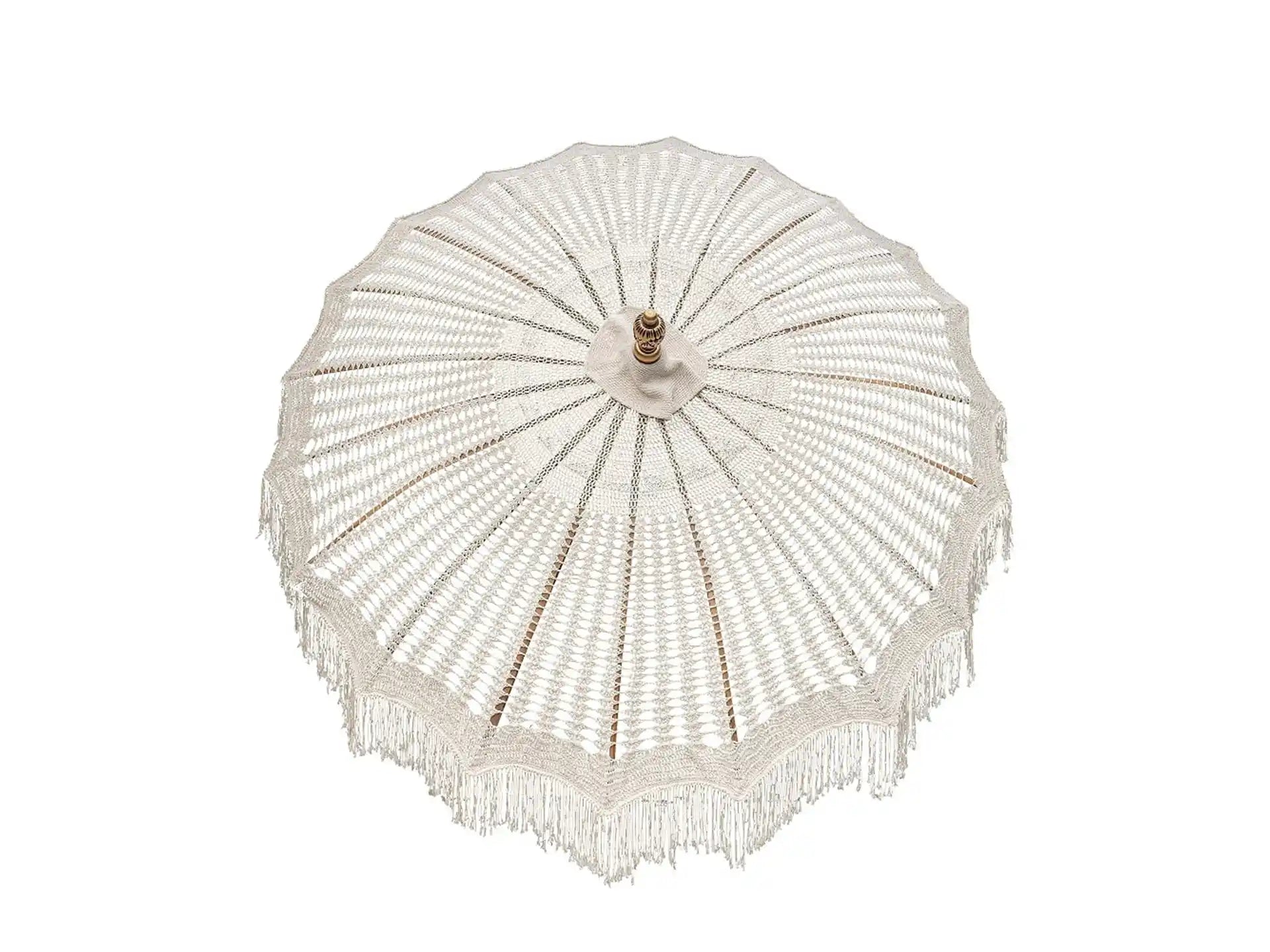 Luxe Bali parasol in crème kleur met ronde macramé afwerking en sierlijke franjes, sfeervolle parasol voor tuin of terras, gezien van bovenaf op witte achtergrond.