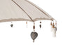 Detailfoto van de rand van de Todo Bien Bali parasol crème, voorzien van decoratieve hangers, houten kralen en witte kwastjes.