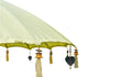 Detail van de Todo Bien Bali parasol geel met hangende hartvormige ornamenten en kwastjes langs de rand.