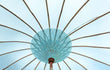 Binnenaanzicht van de lichtblauwe Todo Bien Bali parasol met handgeweven touwconstructie en houten baleinen, traditioneel Balinees vakmanschap.