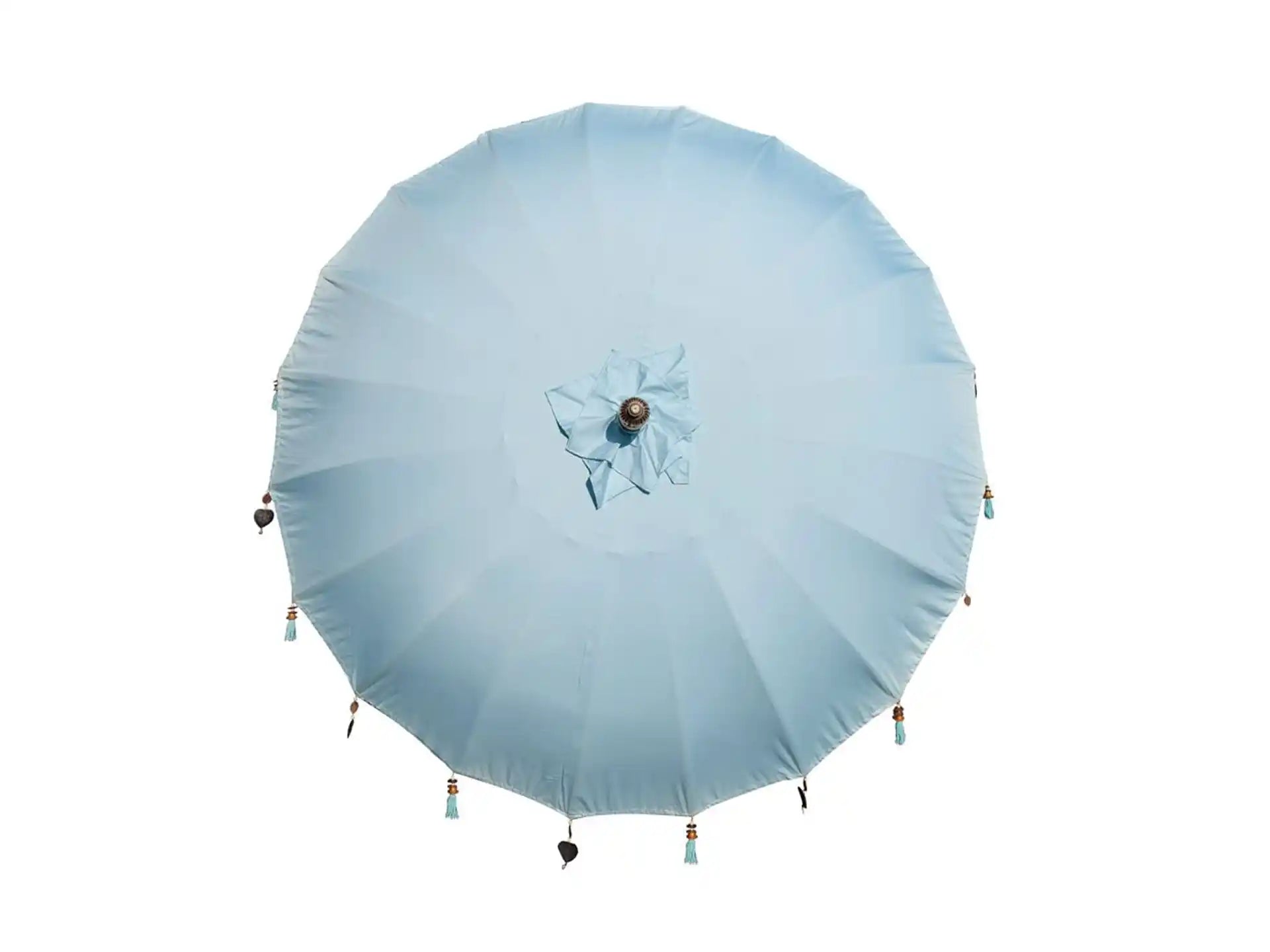 Bovenaanzicht van de ronde lichtblauwe Todo Bien Bali parasol met decoratieve afwerking, ideaal voor gebruik in tuin of op terras.