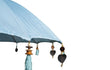 Close-up van de lichtblauwe Todo Bien Bali parasol met houten kralen, metalen hartjes en decoratieve kwastjes langs de rand, ideaal als luxe tuinparasol.