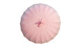 Bovenaanzicht van de roze Bali parasol van Todo Bien met decoratieve zilveren beschildering aan de rand.