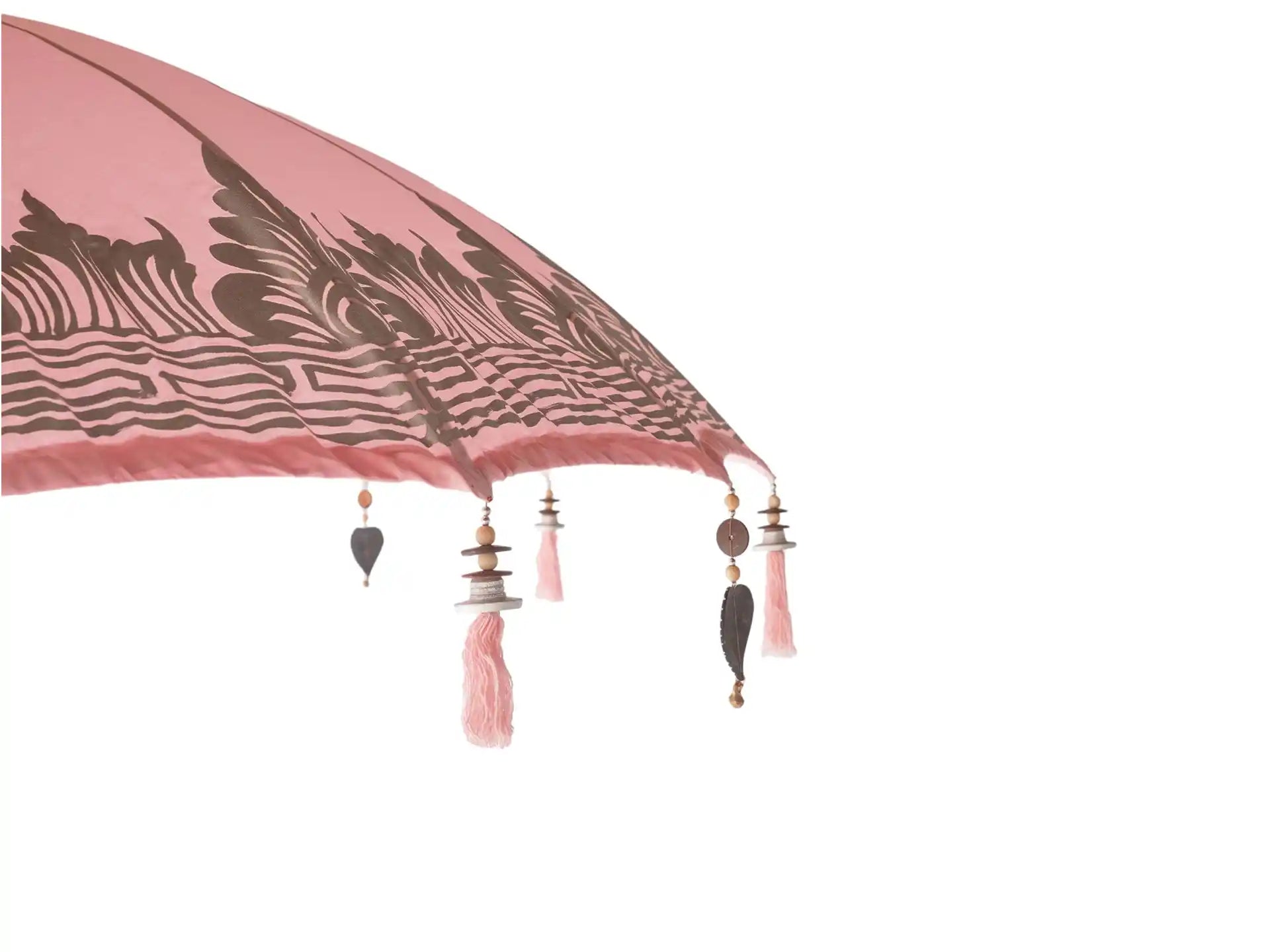 Detailfoto van de roze Bali parasol van Todo Bien met zilveren handbeschildering en decoratieve hangers.
