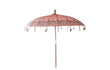 Zijaanzicht van de roze Bali parasol van Todo Bien met zilveren beschildering, houten paal en traditionele Bali-details.