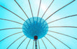 Detail van de binnenkant van de Todo Bien Bali parasol in zeeblauw, met houten baleinen en traditioneel geweven middenstuk dat zorgt voor een authentieke Balinese uitstraling.