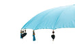 Detailfoto van de rand van de Todo Bien Bali parasol zeeblauw, versierd met hangende ornamenten en kwastjes voor een elegante en moderne look.
