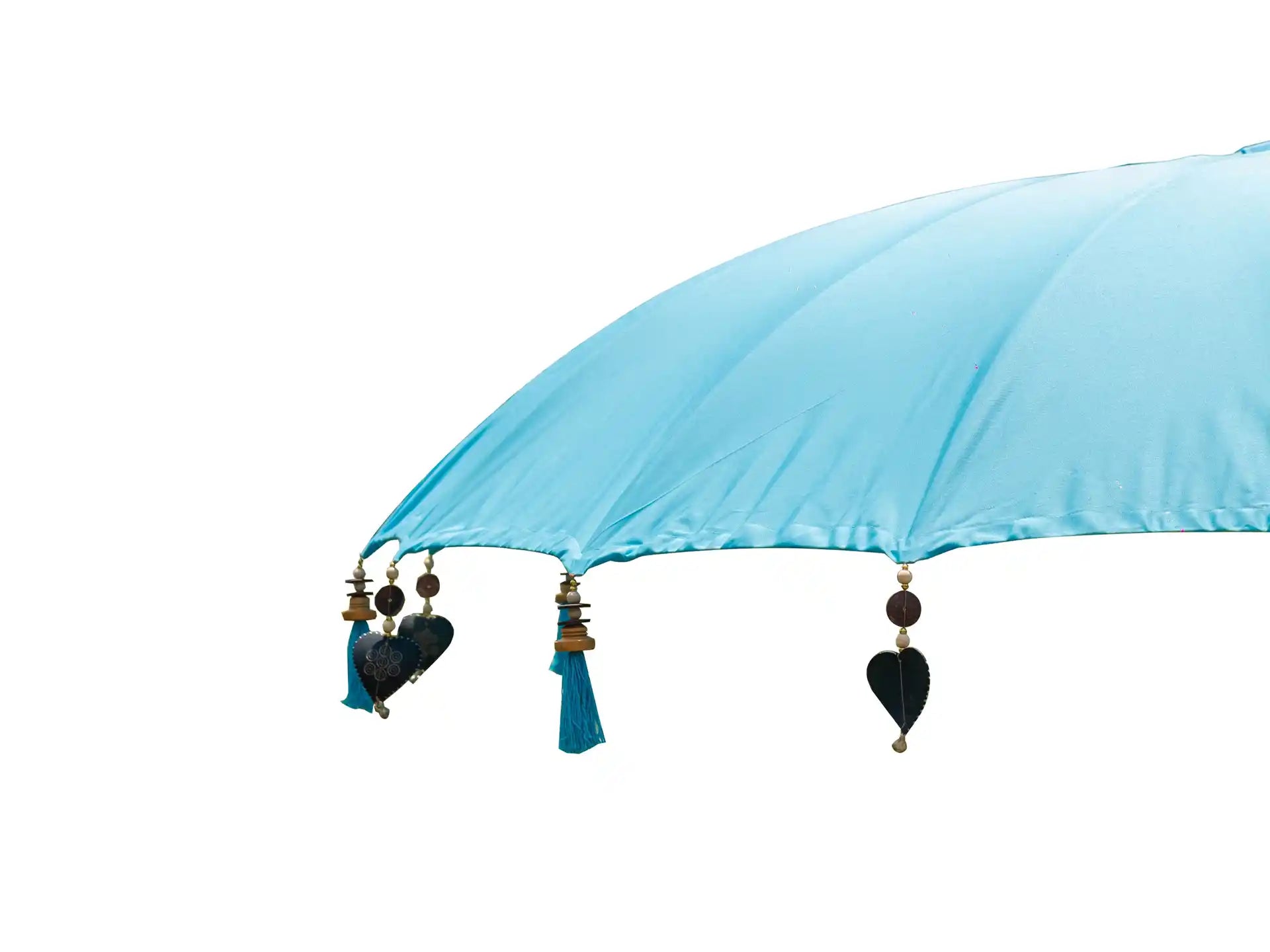 Detailfoto van de rand van de Todo Bien Bali parasol zeeblauw, versierd met hangende ornamenten en kwastjes voor een elegante en moderne look.