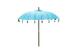 Zijaanzicht van de Todo Bien Bali parasol in zeeblauw, staand op een houten stok met decoratieve hanger details en Balinese afwerking.
