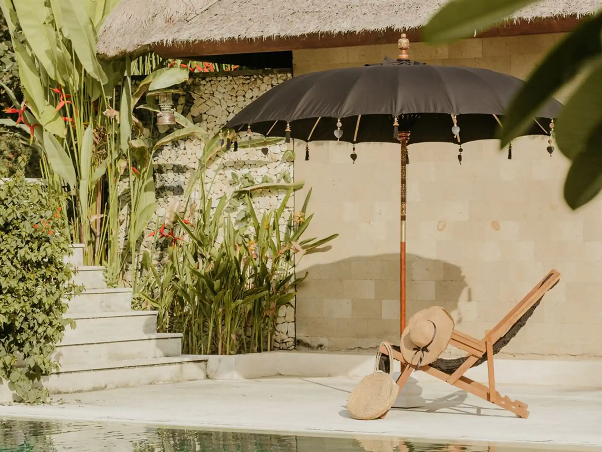 Detail van de Todo Bien Bali Parasol Zwart met handgemaakte versieringen, houten stok en elegante afwerking voor een authentieke Balinese sfeer.