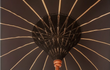 Todo Bien Bali Parasol Zwart handgemaakt detail van de binnenkant met houten baleinen en traditioneel geweven patroon, perfect voor een luxe en exotische tuinsetting.