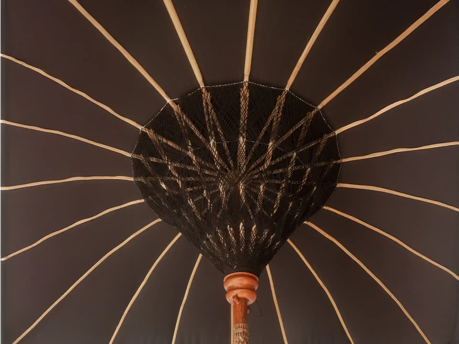 Todo Bien Bali Parasol Zwart handgemaakt detail van de binnenkant met houten baleinen en traditioneel geweven patroon, perfect voor een luxe en exotische tuinsetting.