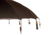Detail van de Todo Bien Bali Parasol Zwart met handgemaakte versieringen, houten stok en elegante afwerking voor een authentieke Balinese sfeer.