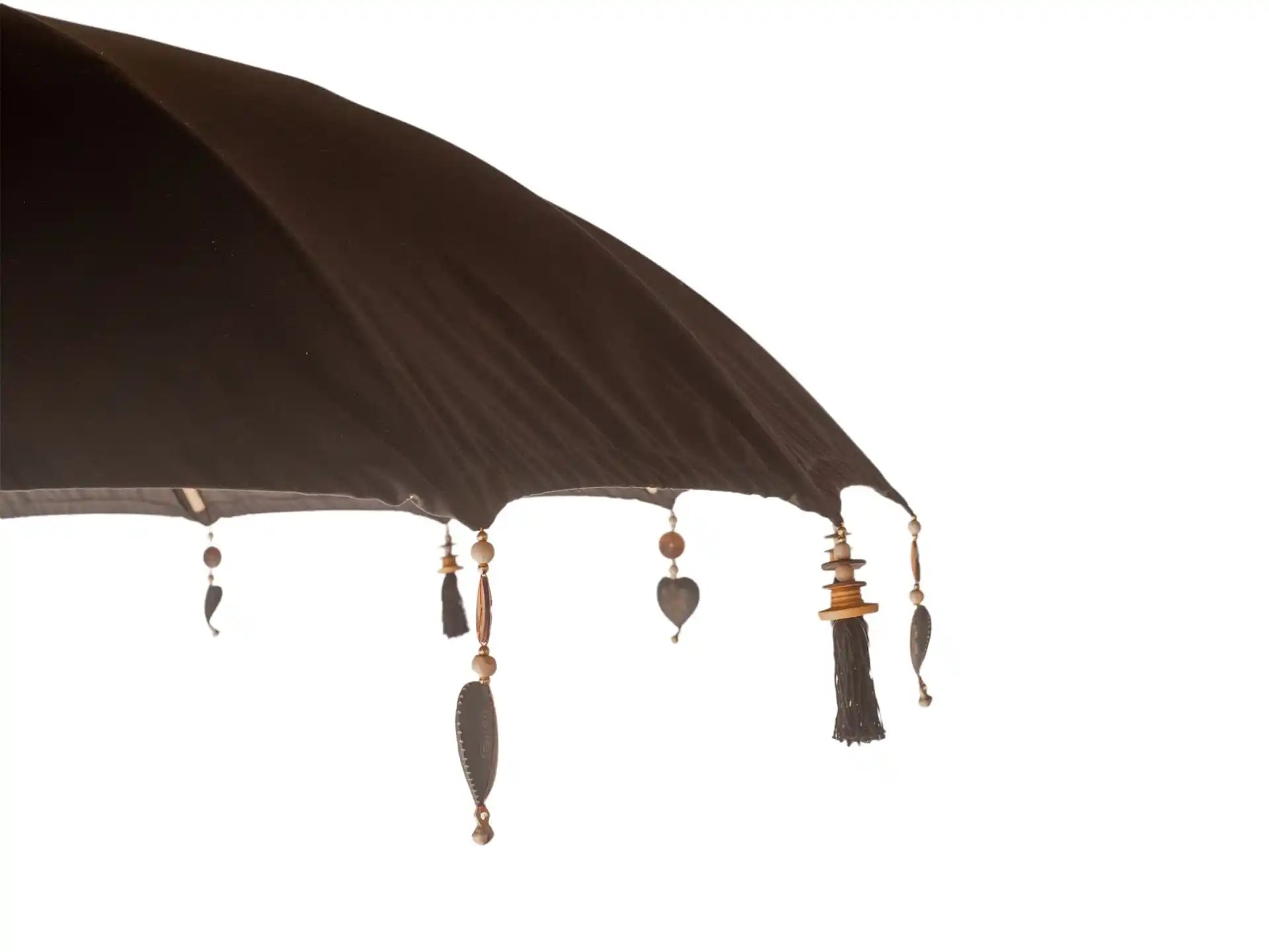 Detail van de Todo Bien Bali Parasol Zwart met handgemaakte versieringen, houten stok en elegante afwerking voor een authentieke Balinese sfeer.