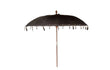 Luxe zwarte Bali parasol van Todo Bien in een tropische tuin naast het zwembad, ideaal voor schaduw en stijlvolle uitstraling.